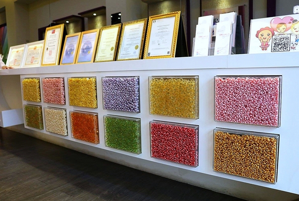 卡普秀時空膠囊觀光工廠：【嘉義景點】卡普秀時空膠囊面膜觀光工廠/環遊世界的彩繪牆/來搭熱氣球拍照唷/女生們最愛呦