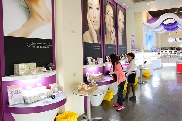 卡普秀時空膠囊觀光工廠：【嘉義景點】卡普秀時空膠囊面膜觀光工廠/環遊世界的彩繪牆/來搭熱氣球拍照唷/女生們最愛呦