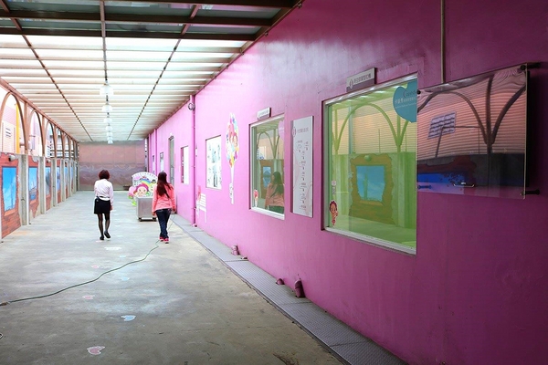 卡普秀時空膠囊觀光工廠：【嘉義景點】卡普秀時空膠囊面膜觀光工廠/環遊世界的彩繪牆/來搭熱氣球拍照唷/女生們最愛呦