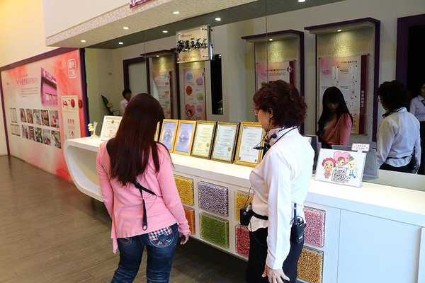 卡普秀時空膠囊觀光工廠：【嘉義景點】卡普秀時空膠囊面膜觀光工廠/環遊世界的彩繪牆/來搭熱氣球拍照唷/女生們最愛呦