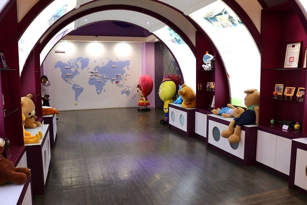 卡普秀時空膠囊觀光工廠：【嘉義景點】卡普秀時空膠囊面膜觀光工廠/環遊世界的彩繪牆/來搭熱氣球拍照唷/女生們最愛呦