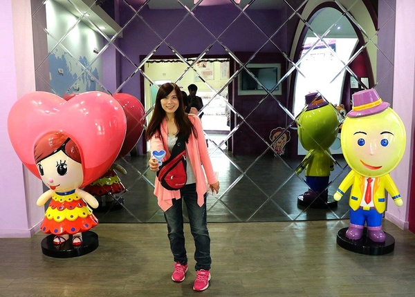 卡普秀時空膠囊觀光工廠：【嘉義景點】卡普秀時空膠囊面膜觀光工廠/環遊世界的彩繪牆/來搭熱氣球拍照唷/女生們最愛呦