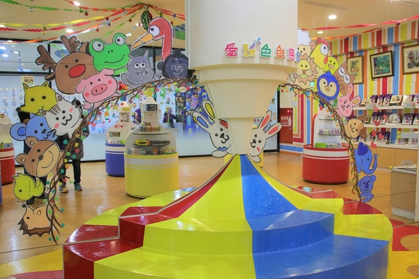 愛玩色創意館: 【彰化北斗景點】愛玩色創意館觀光工廠~跟著凱樂兔的足跡一起走,色彩繽紛玩色城堡,浪漫又療癒的星空館溜滑梯