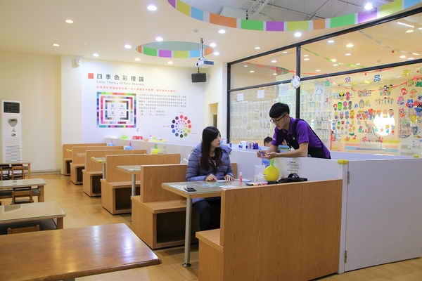 愛玩色創意館: 【彰化北斗景點】愛玩色創意館觀光工廠~跟著凱樂兔的足跡一起走,色彩繽紛玩色城堡,浪漫又療癒的星空館溜滑梯