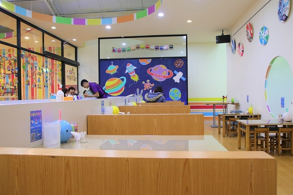 愛玩色創意館: 【彰化北斗景點】愛玩色創意館觀光工廠~跟著凱樂兔的足跡一起走,色彩繽紛玩色城堡,浪漫又療癒的星空館溜滑梯