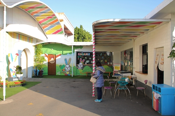 愛玩色創意館: 【彰化北斗景點】愛玩色創意館觀光工廠~跟著凱樂兔的足跡一起走,色彩繽紛玩色城堡,浪漫又療癒的星空館溜滑梯