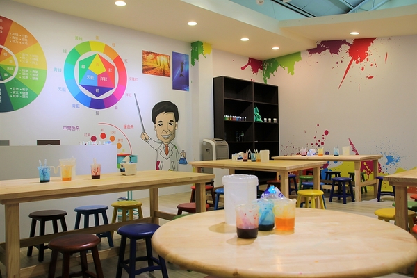 愛玩色創意館: 【彰化北斗景點】愛玩色創意館觀光工廠~跟著凱樂兔的足跡一起走,色彩繽紛玩色城堡,浪漫又療癒的星空館溜滑梯