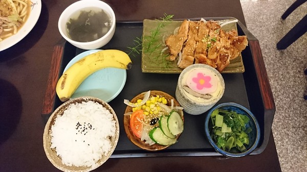 六郎專賣丼飯：高雄~六郎專賣丼飯~平價料理~推日式燒骨、照燒雞腿~肉質軟嫩超下飯~(近瑞豐夜市美食)