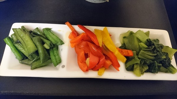 六郎專賣丼飯：高雄~六郎專賣丼飯~平價料理~推日式燒骨、照燒雞腿~肉質軟嫩超下飯~(近瑞豐夜市美食)