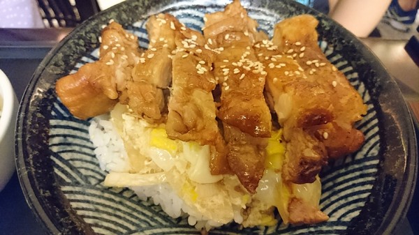 六郎專賣丼飯：高雄~六郎專賣丼飯~平價料理~推日式燒骨、照燒雞腿~肉質軟嫩超下飯~(近瑞豐夜市美食)
