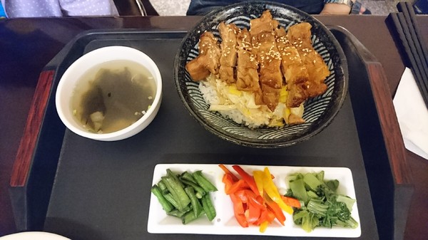 六郎專賣丼飯：高雄~六郎專賣丼飯~平價料理~推日式燒骨、照燒雞腿~肉質軟嫩超下飯~(近瑞豐夜市美食)