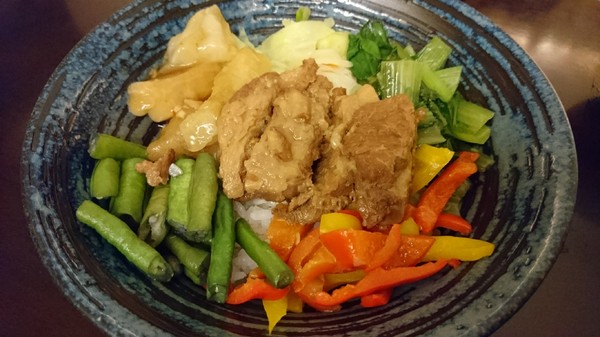 六郎專賣丼飯：高雄~六郎專賣丼飯~平價料理~推日式燒骨、照燒雞腿~肉質軟嫩超下飯~(近瑞豐夜市美食)
