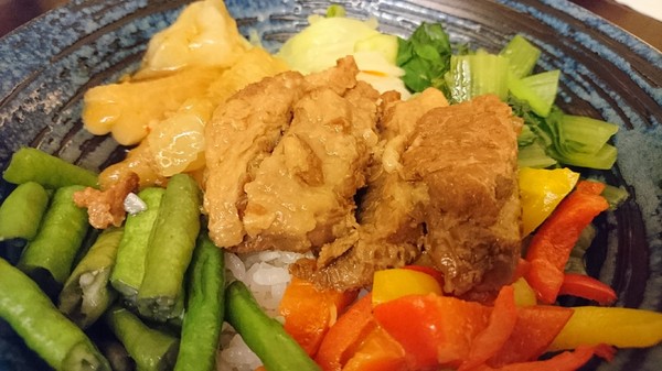 六郎專賣丼飯：高雄~六郎專賣丼飯~平價料理~推日式燒骨、照燒雞腿~肉質軟嫩超下飯~(近瑞豐夜市美食)