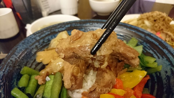 六郎專賣丼飯：高雄~六郎專賣丼飯~平價料理~推日式燒骨、照燒雞腿~肉質軟嫩超下飯~(近瑞豐夜市美食)