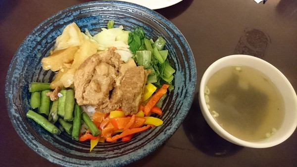六郎專賣丼飯：高雄~六郎專賣丼飯~平價料理~推日式燒骨、照燒雞腿~肉質軟嫩超下飯~(近瑞豐夜市美食)