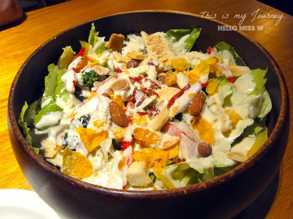 Campus Cafe(內湖店)：【Campus Cafe 內湖店】移植美國校園風 份量美味都無敵滿分的人氣店 木碗沙拉 明太子海鮮扁麵