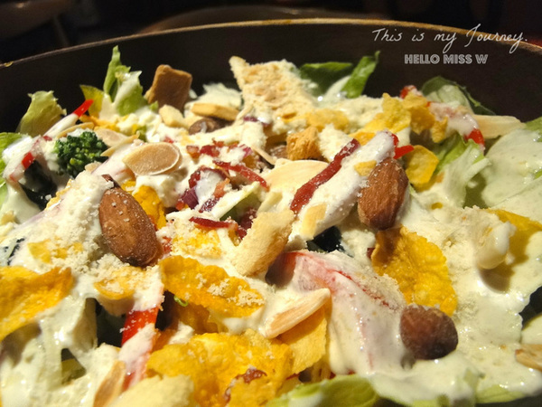 Campus Cafe(內湖店)：【Campus Cafe 內湖店】移植美國校園風 份量美味都無敵滿分的人氣店 木碗沙拉 明太子海鮮扁麵