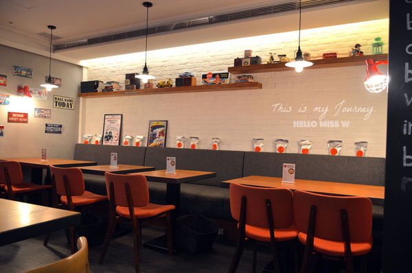 Campus Cafe(內湖店)：【Campus Cafe 內湖店】移植美國校園風 份量美味都無敵滿分的人氣店 木碗沙拉 明太子海鮮扁麵