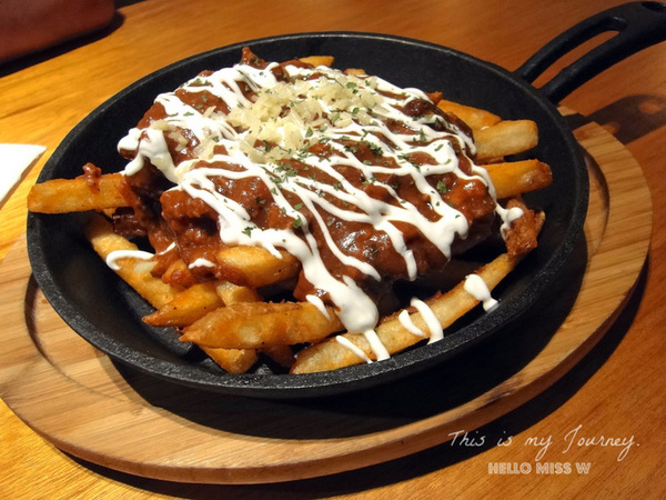 Campus Cafe(內湖店)：【Campus Cafe 內湖店】移植美國校園風 份量美味都無敵滿分的人氣店 木碗沙拉 明太子海鮮扁麵