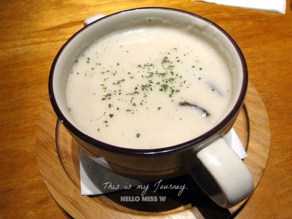 Campus Cafe(內湖店)：【Campus Cafe 內湖店】移植美國校園風 份量美味都無敵滿分的人氣店 木碗沙拉 明太子海鮮扁麵