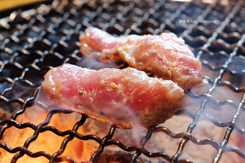 乾杯燒肉居酒屋。開吃10種頂級燒肉，滿滿和牛香通通吞下肚，中秋節雙人套期間限定，錯過等明年！ @蹦啾♥謝蘿莉 La vie heureuse