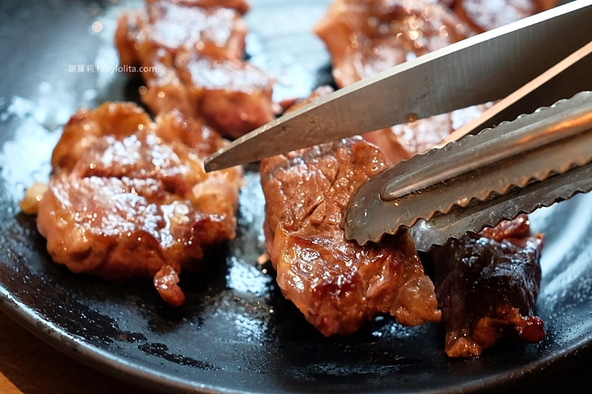 乾杯燒肉居酒屋。開吃10種頂級燒肉，滿滿和牛香通通吞下肚，中秋節雙人套期間限定，錯過等明年！ @蹦啾♥謝蘿莉 La vie heureuse