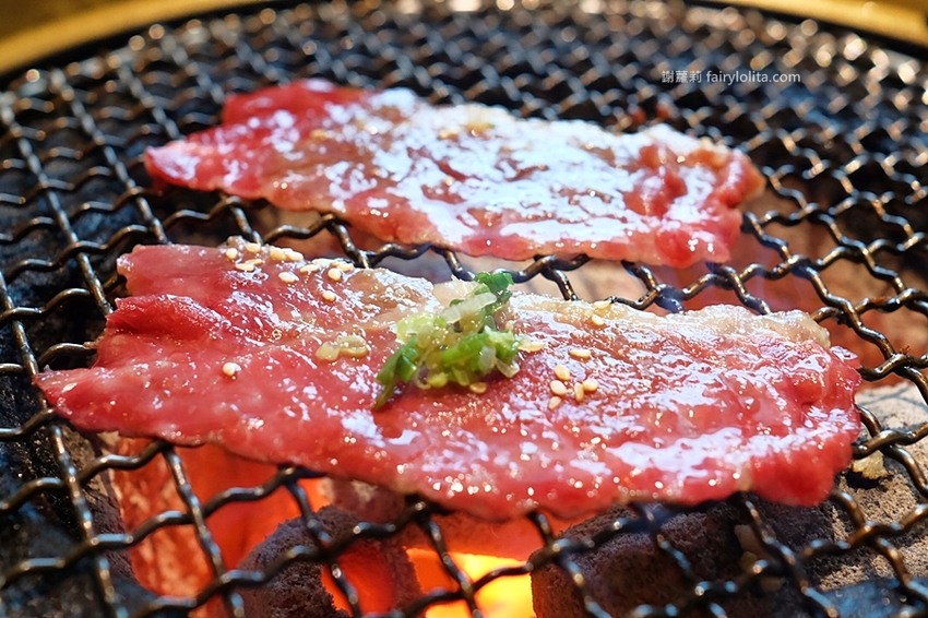 乾杯燒肉居酒屋。開吃10種頂級燒肉，滿滿和牛香通通吞下肚，中秋節雙人套期間限定，錯過等明年！ @蹦啾♥謝蘿莉 La vie heureuse