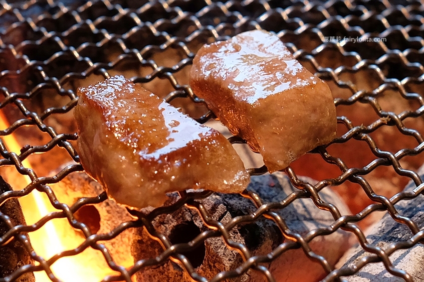 乾杯燒肉居酒屋。開吃10種頂級燒肉，滿滿和牛香通通吞下肚，中秋節雙人套期間限定，錯過等明年！ @蹦啾♥謝蘿莉 La vie heureuse