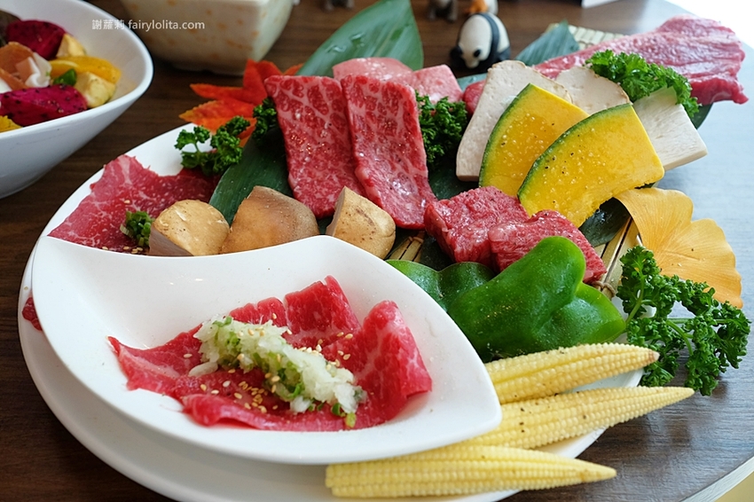 乾杯燒肉居酒屋。開吃10種頂級燒肉，滿滿和牛香通通吞下肚，中秋節雙人套期間限定，錯過等明年！ @蹦啾♥謝蘿莉 La vie heureuse