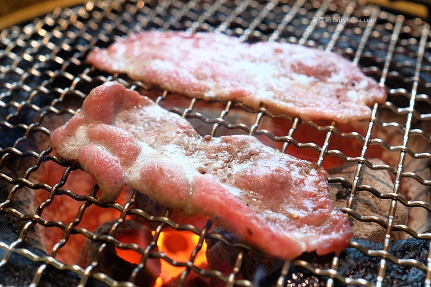 乾杯燒肉居酒屋。開吃10種頂級燒肉，滿滿和牛香通通吞下肚，中秋節雙人套期間限定，錯過等明年！ @蹦啾♥謝蘿莉 La vie heureuse