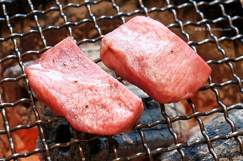乾杯燒肉居酒屋。開吃10種頂級燒肉，滿滿和牛香通通吞下肚，中秋節雙人套期間限定，錯過等明年！ @蹦啾♥謝蘿莉 La vie heureuse