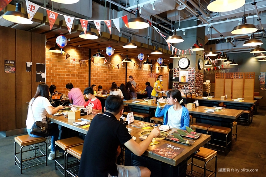 乾杯燒肉居酒屋。開吃10種頂級燒肉，滿滿和牛香通通吞下肚，中秋節雙人套期間限定，錯過等明年！ @蹦啾♥謝蘿莉 La vie heureuse