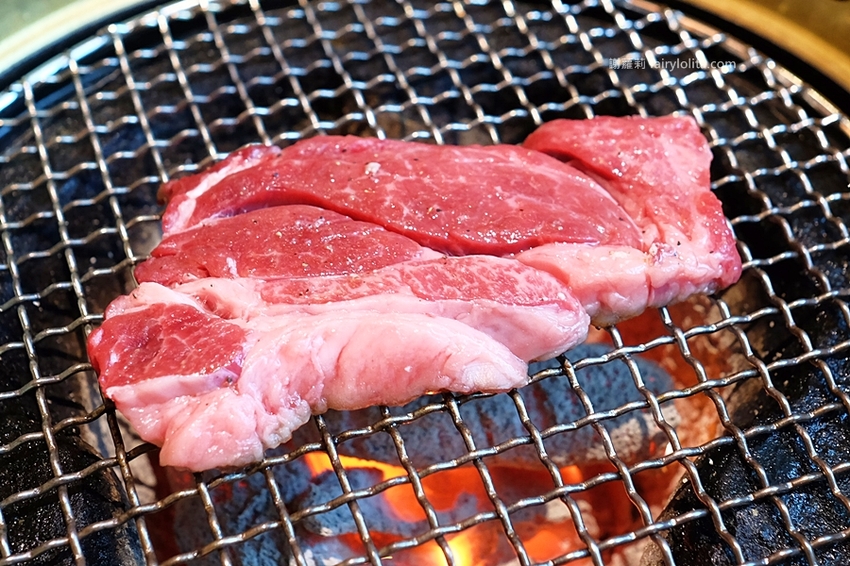 乾杯燒肉居酒屋。開吃10種頂級燒肉，滿滿和牛香通通吞下肚，中秋節雙人套期間限定，錯過等明年！ @蹦啾♥謝蘿莉 La vie heureuse