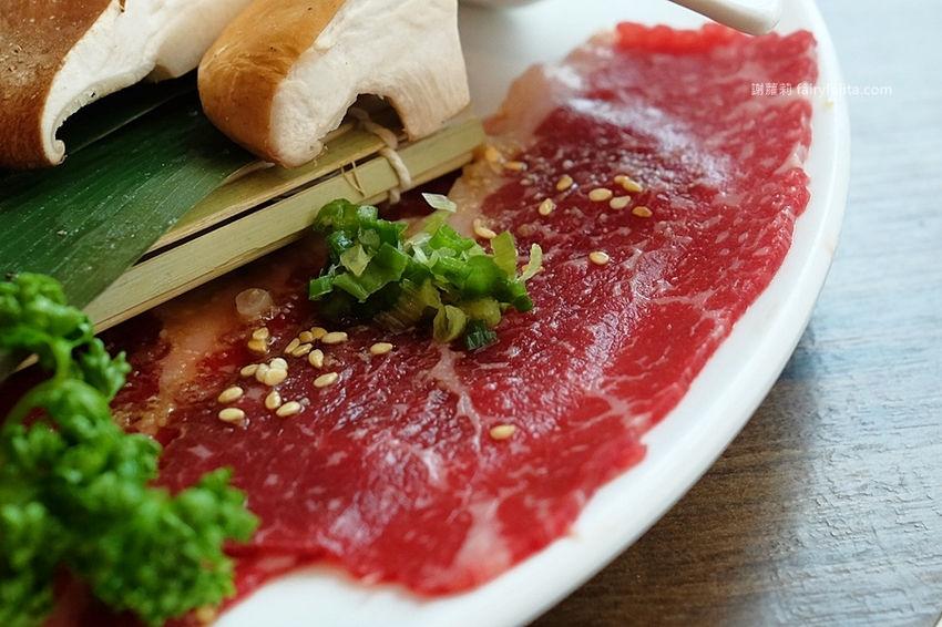 乾杯燒肉居酒屋。開吃10種頂級燒肉，滿滿和牛香通通吞下肚，中秋節雙人套期間限定，錯過等明年！ @蹦啾♥謝蘿莉 La vie heureuse