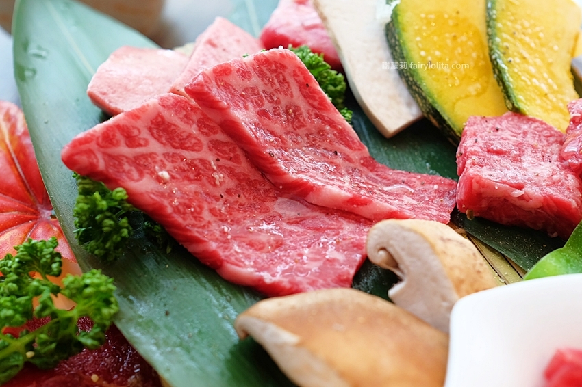 乾杯燒肉居酒屋。開吃10種頂級燒肉，滿滿和牛香通通吞下肚，中秋節雙人套期間限定，錯過等明年！ @蹦啾♥謝蘿莉 La vie heureuse