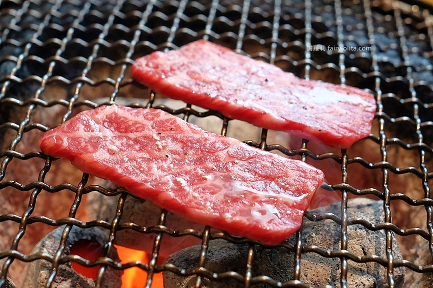 乾杯燒肉居酒屋。開吃10種頂級燒肉，滿滿和牛香通通吞下肚，中秋節雙人套期間限定，錯過等明年！ @蹦啾♥謝蘿莉 La vie heureuse