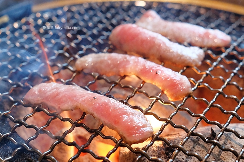 乾杯燒肉居酒屋。開吃10種頂級燒肉，滿滿和牛香通通吞下肚，中秋節雙人套期間限定，錯過等明年！ @蹦啾♥謝蘿莉 La vie heureuse