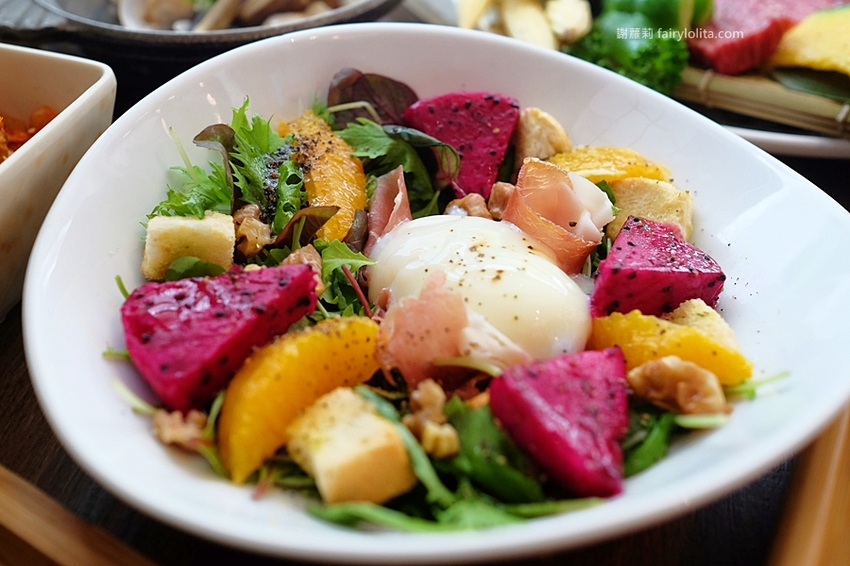 乾杯燒肉居酒屋。開吃10種頂級燒肉，滿滿和牛香通通吞下肚，中秋節雙人套期間限定，錯過等明年！ @蹦啾♥謝蘿莉 La vie heureuse