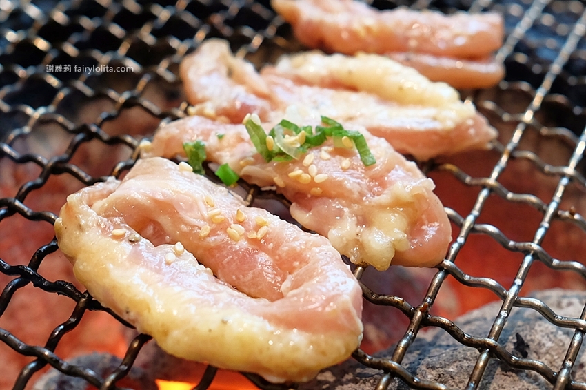 乾杯燒肉居酒屋。開吃10種頂級燒肉，滿滿和牛香通通吞下肚，中秋節雙人套期間限定，錯過等明年！ @蹦啾♥謝蘿莉 La vie heureuse