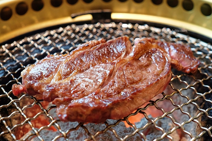 乾杯燒肉居酒屋。開吃10種頂級燒肉，滿滿和牛香通通吞下肚，中秋節雙人套期間限定，錯過等明年！ @蹦啾♥謝蘿莉 La vie heureuse