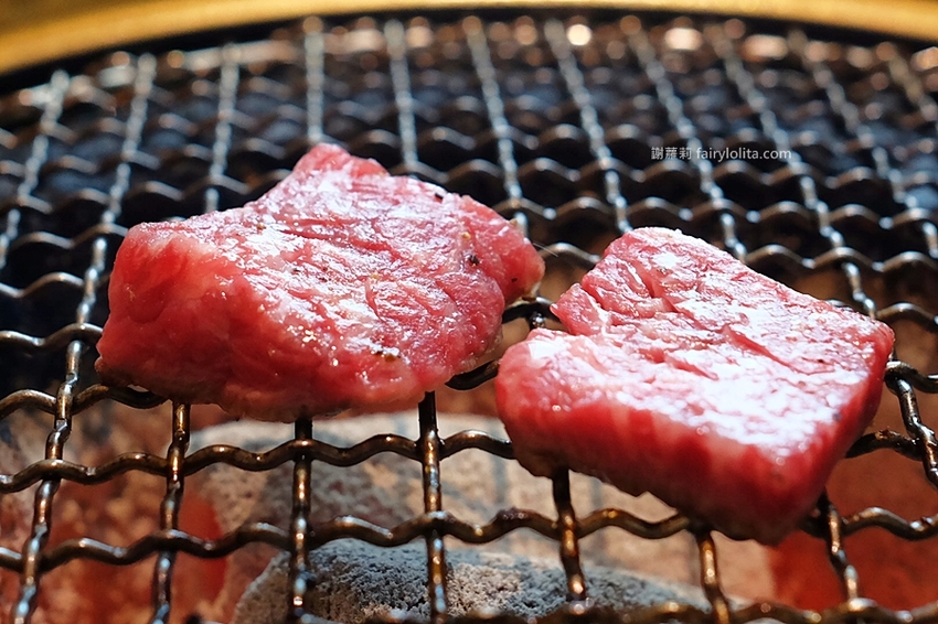 乾杯燒肉居酒屋。開吃10種頂級燒肉，滿滿和牛香通通吞下肚，中秋節雙人套期間限定，錯過等明年！ @蹦啾♥謝蘿莉 La vie heureuse
