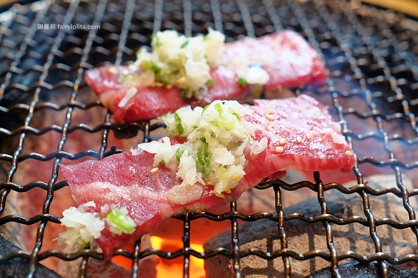 乾杯燒肉居酒屋。開吃10種頂級燒肉，滿滿和牛香通通吞下肚，中秋節雙人套期間限定，錯過等明年！ @蹦啾♥謝蘿莉 La vie heureuse