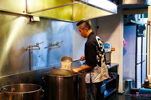 一心拉麵:【羅東♥美食】☼一心拉麵☼熬煮10小時以上的豚骨湯頭濃郁好喝,每日限量100碗,近羅東火車後站、羅東轉運站♥♥