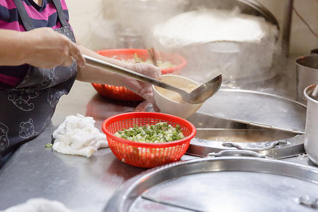 【基隆美食】俞家清魚湯 誇張 深夜大排長龍消夜 盛況不輸台南牛肉湯