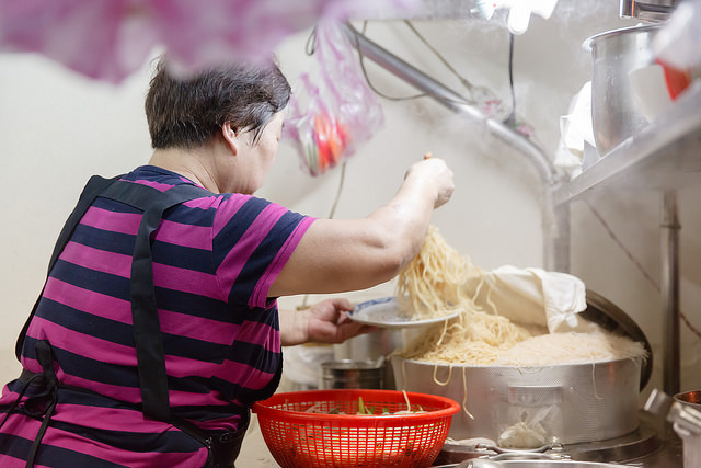 【基隆美食】俞家清魚湯 誇張 深夜大排長龍消夜 盛況不輸台南牛肉湯