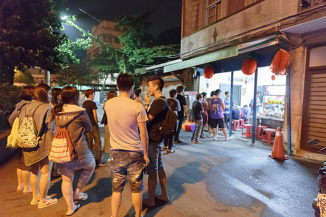 【基隆美食】俞家清魚湯 誇張 深夜大排長龍消夜 盛況不輸台南牛肉湯