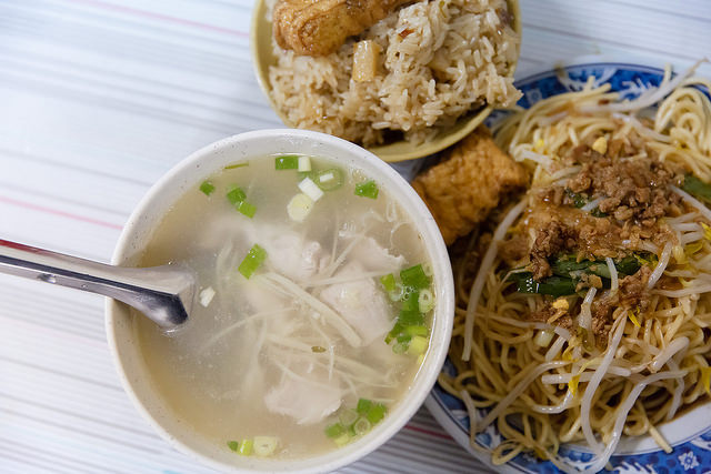 【基隆美食】俞家清魚湯 誇張 深夜大排長龍消夜 盛況不輸台南牛肉湯