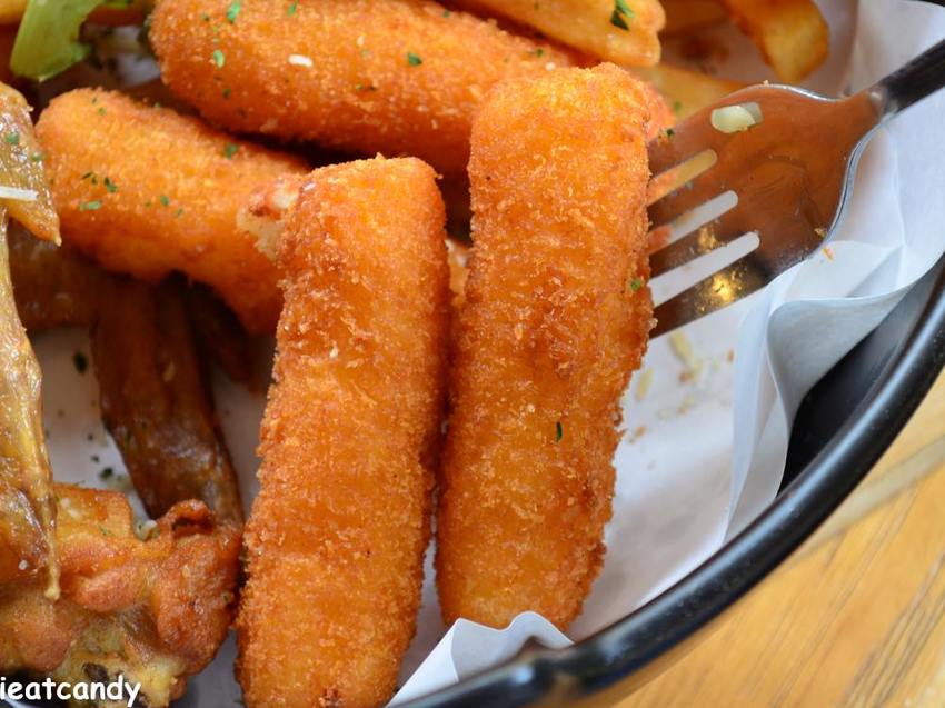 一中美食_Gray House 灰房子│台中義式料理推薦！澎湃的海鮮披薩，還有超牽絲的乳酪條~ - 愛伊特candy的分享樂園