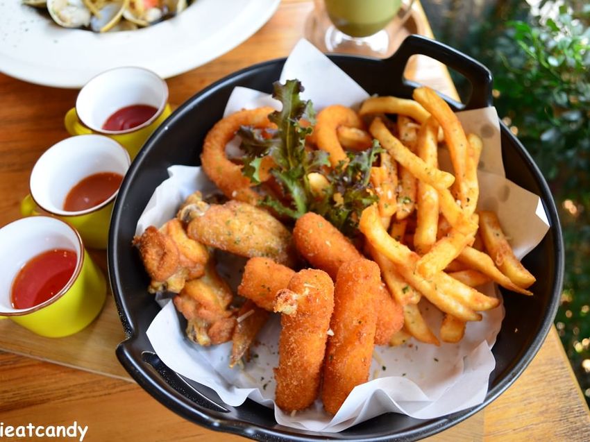 一中美食_Gray House 灰房子│台中義式料理推薦！澎湃的海鮮披薩，還有超牽絲的乳酪條~ - 愛伊特candy的分享樂園