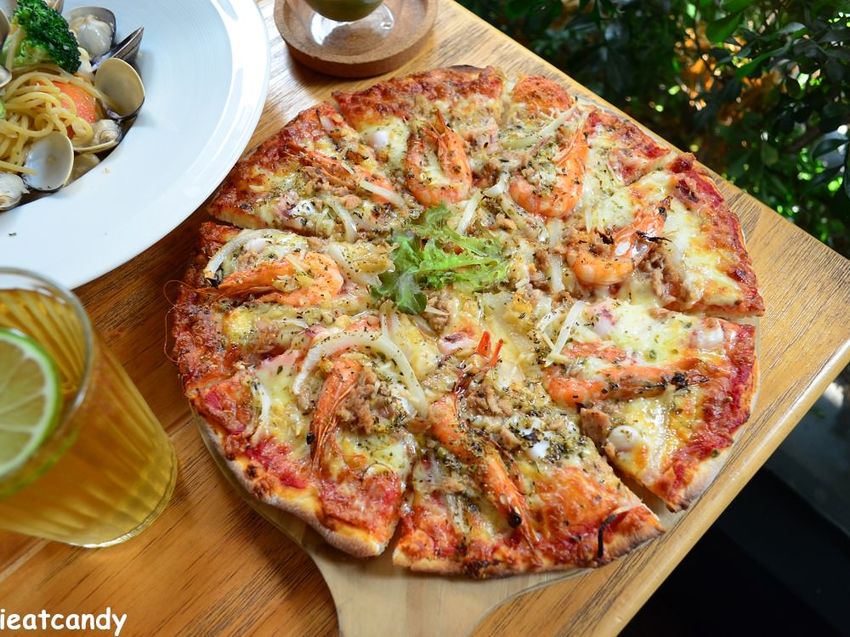 一中美食_Gray House 灰房子│台中義式料理推薦！澎湃的海鮮披薩，還有超牽絲的乳酪條~ - 愛伊特candy的分享樂園